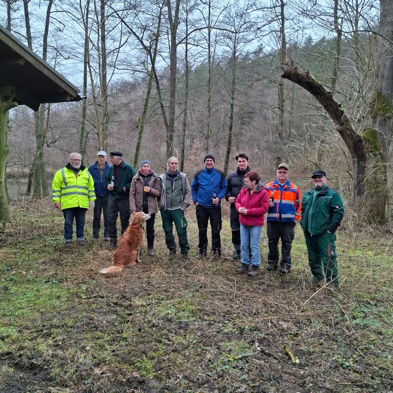 Die Helferinnen und Helfer nach erfolgreichem Arbeitseinsatz – starke Gemeinschaft für den Naturschutz.